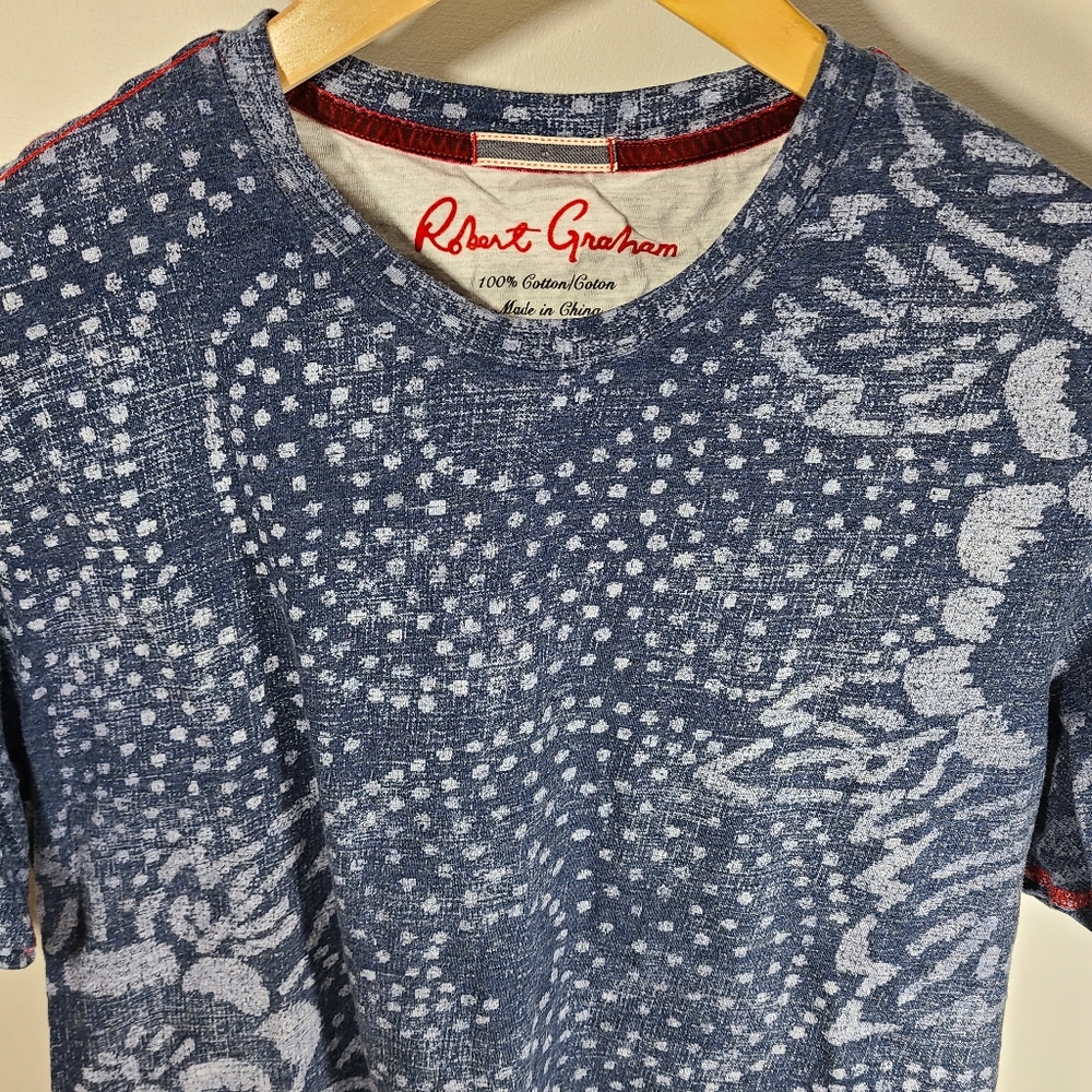 Robert Graham rare blue tee shirt XL it’s like a smaller large or medium.